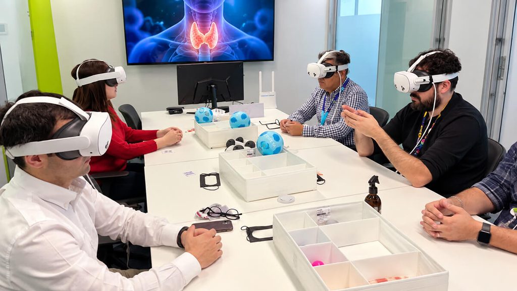 Médicos con gafas y elementos táctiles viviendo la experiencia ThyroSense 4D