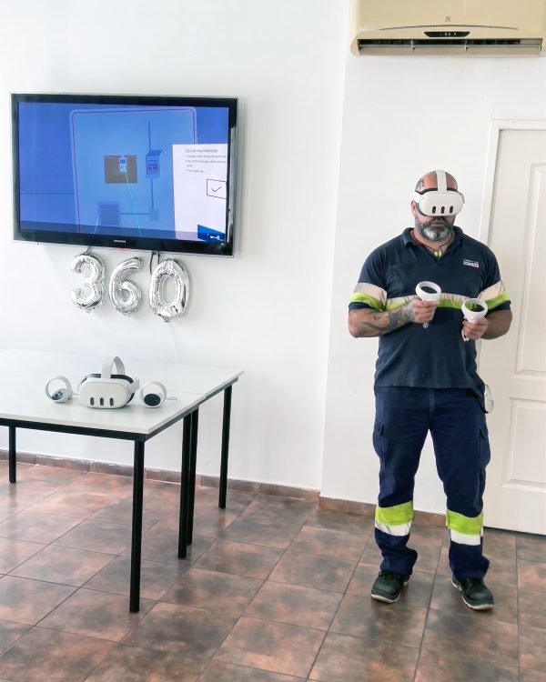 Colaborador entrenando con una experiencia de realidad virtual en 360°