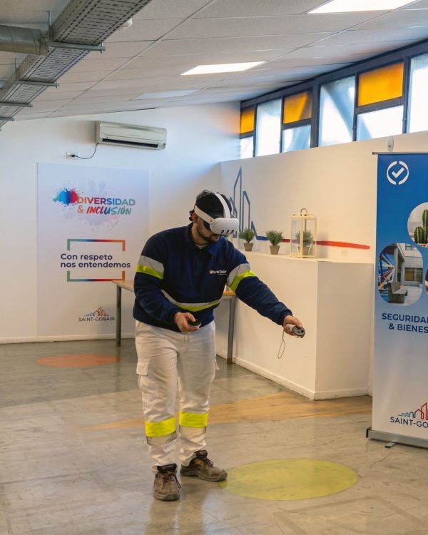 Colaborador de planta probando una capacitación en realidad virtual