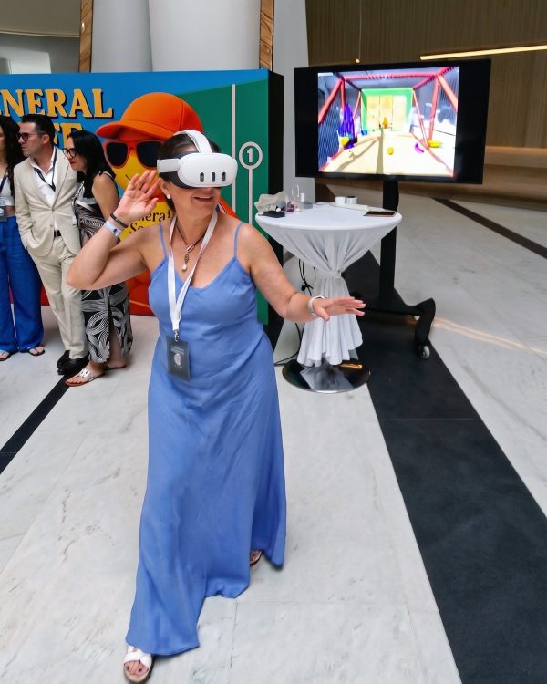 Invitada viviendo una experiencia inmersiva en un evento corporativo