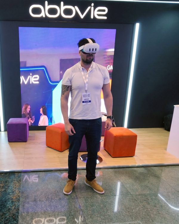 Visitante probando realidad virtual en el stand de AbbVie