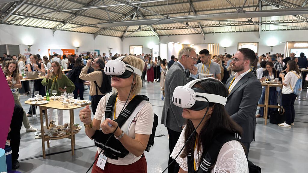 Médicos con gafas y elementos táctiles experimentando una experiencia 4D en congreso médico